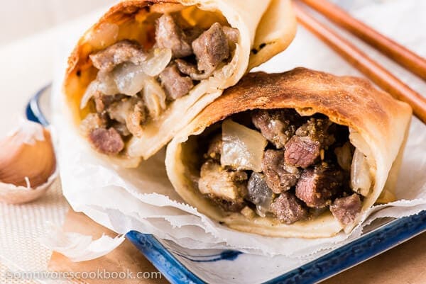 Baked Samosa - the moist and rich lamb onion filling is wrapped in a crispy crust. A great appetizer or party snack | www.nrtjwh.eu.org