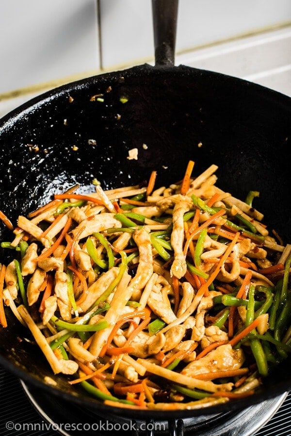 The chicken is quickly cooked with colorful veggies in a pungent sweet and sour garlic sauce. A healthy and comforting dish that only requires 30 minutes to get ready! | www.nrtjwh.eu.org