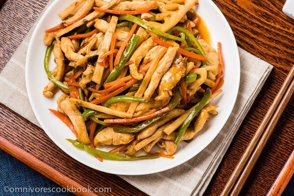 The chicken is quickly cooked with colorful veggies in a pungent sweet and sour garlic sauce. A quick, healthy and comforting dish that only requires 30 minutes to get ready! | www.nrtjwh.eu.org