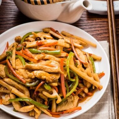 The chicken is quickly cooked with colorful veggies in a pungent sweet and sour garlic sauce. A quick, healthy and comforting dish that only requires 30 minutes to get ready! | www.nrtjwh.eu.org