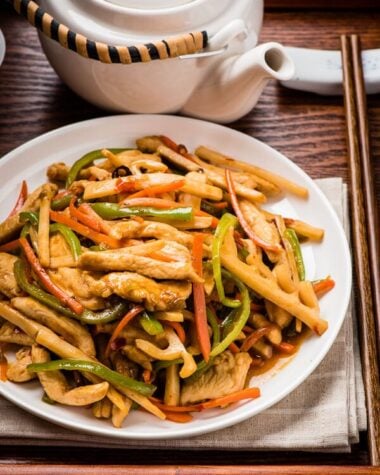 The chicken is quickly cooked with colorful veggies in a pungent sweet and sour garlic sauce. A quick, healthy and comforting dish that only requires 30 minutes to get ready! | www.nrtjwh.eu.org