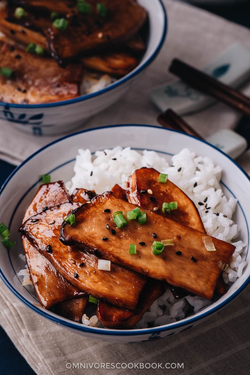 A super easy way to cook king oyster mushrooms with a teriyaki sauce to make a vegan dish that tastes better than meat! {Vegan, Gluten-free adaptable} Teriyaki king oyster mushrooms