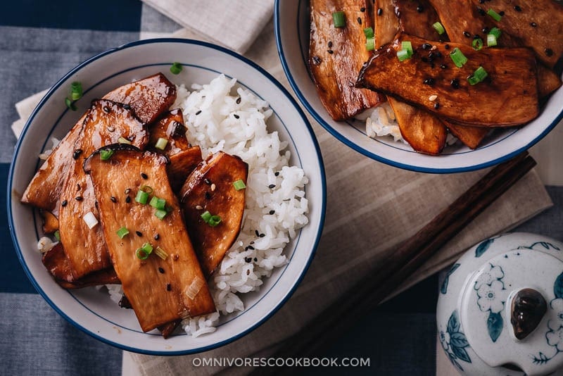 A super easy way to cook king oyster mushrooms with a teriyaki sauce to make a vegan dish that tastes better than meat! {Vegan, Gluten-free adaptable} Teriyaki king oyster mushrooms served over rice