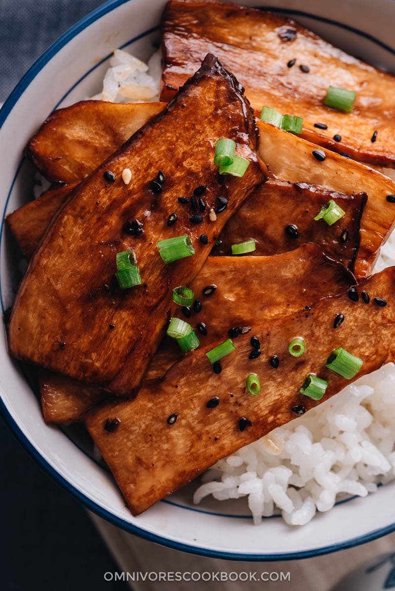 A super easy way to cook king oyster mushrooms with a teriyaki sauce to make a vegan dish that tastes better than meat! {Vegan, Gluten-free adaptable} Teriyaki king oyster mushrooms close-up