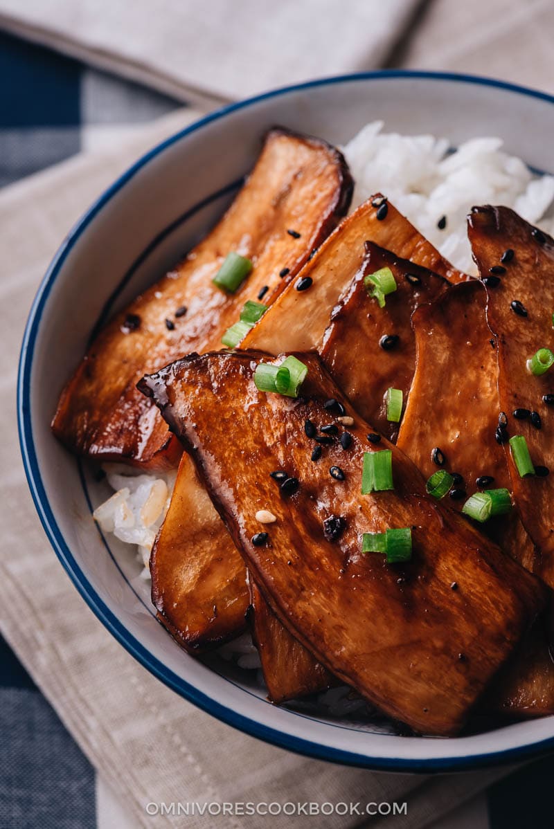A super easy way to cook king oyster mushrooms with a teriyaki sauce to make a vegan dish that tastes better than meat! {Vegan, Gluten-free adaptable} Homemade teriyaki king oyster mushrooms