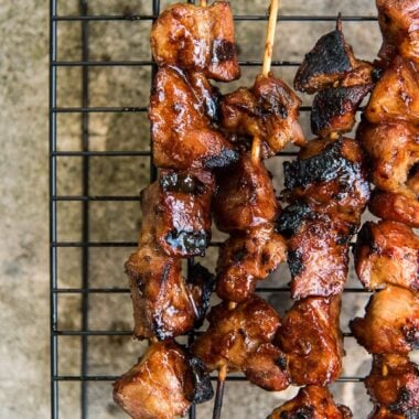 Cha Siu kebab (Chinese BBQ) - Chinese BBQ + smokiness from charcoal = perfection. The recipe includes ways to cook chicken and pork. You can choose to make kebabs or use bigger cuts of meat. | www.nrtjwh.eu.org