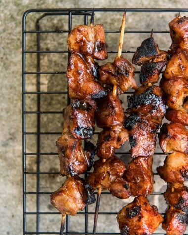Cha Siu kebab (Chinese BBQ) - Chinese BBQ + smokiness from charcoal = perfection. The recipe includes ways to cook chicken and pork. You can choose to make kebabs or use bigger cuts of meat. | www.nrtjwh.eu.org