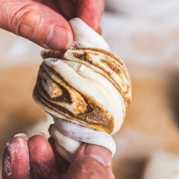 Nutty steamed buns - The buns are stuffed with sesame paste and sugar, then steamed until fluffy and light. A simple and tasty side or snack | www.nrtjwh.eu.org