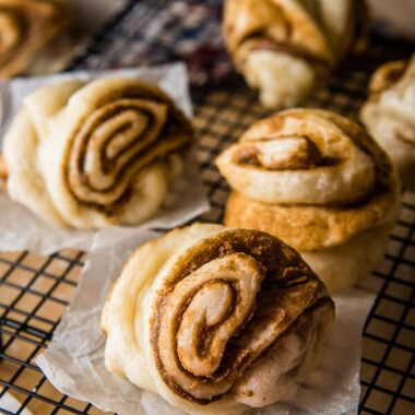 Nutty steamed buns - The buns are stuffed with sesame paste and sugar, then steamed until fluffy and light. A simple and tasty side or snack | www.nrtjwh.eu.org