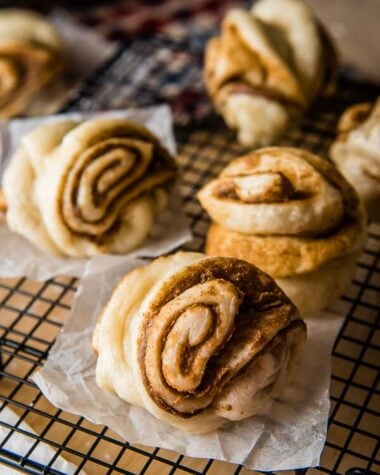 Nutty steamed buns - The buns are stuffed with sesame paste and sugar, then steamed until fluffy and light. A simple and tasty side or snack | www.nrtjwh.eu.org