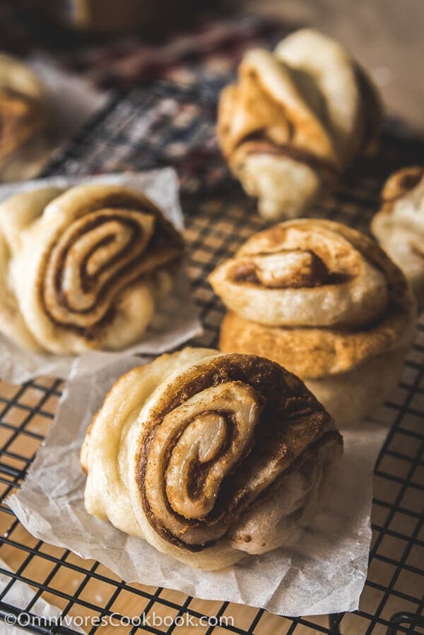 Nutty steamed buns - The buns are stuffed with sesame paste and sugar, then steamed until fluffy and light. A simple and tasty side or snack | www.nrtjwh.eu.org