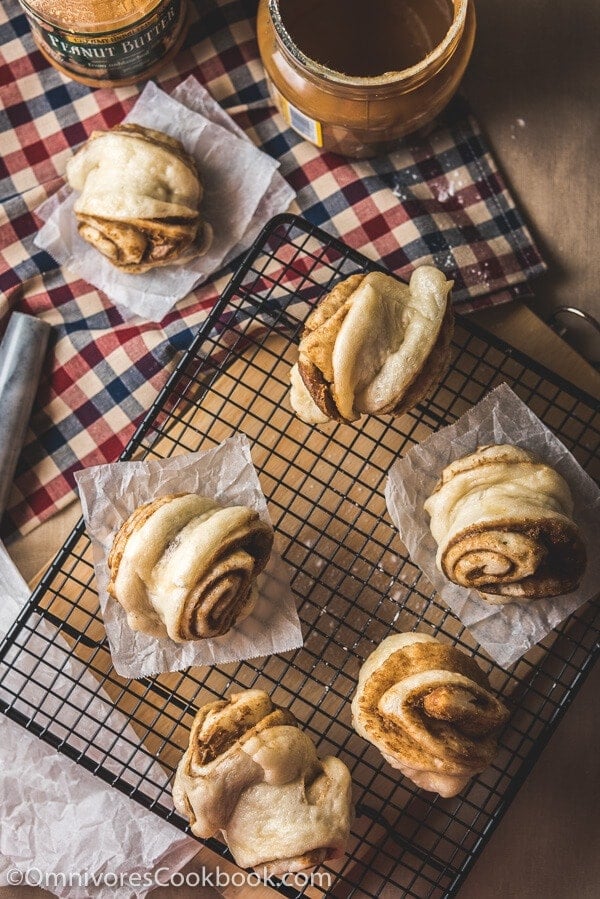 Nutty steamed buns - The buns are stuffed with sesame paste and sugar, then steamed until fluffy and light. A simple and tasty side or snack | www.nrtjwh.eu.org