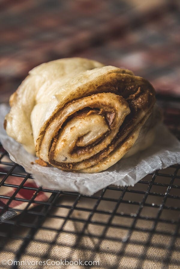 Nutty steamed buns - The buns are stuffed with sesame paste and sugar, then steamed until fluffy and light. A simple and tasty side or snack | www.nrtjwh.eu.org