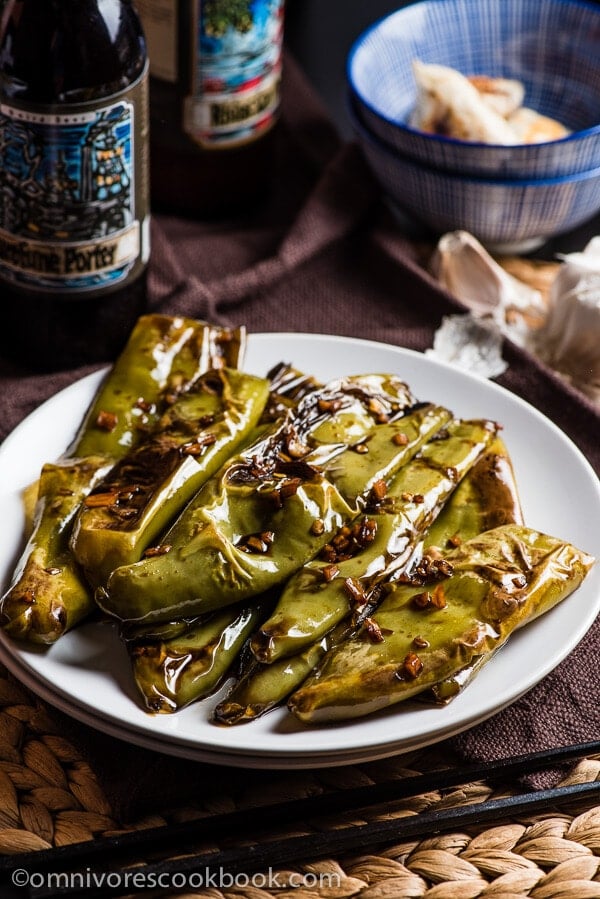 Szechuan Pan Fried Peppers (Tiger Skin Peppers, 虎皮尖椒) - These peppers are pan fried until blistered and tender, then cooked in a sour, savory sauce. A great vegan dish that is hot, flavorful, and appetizing! | www.nrtjwh.eu.org
