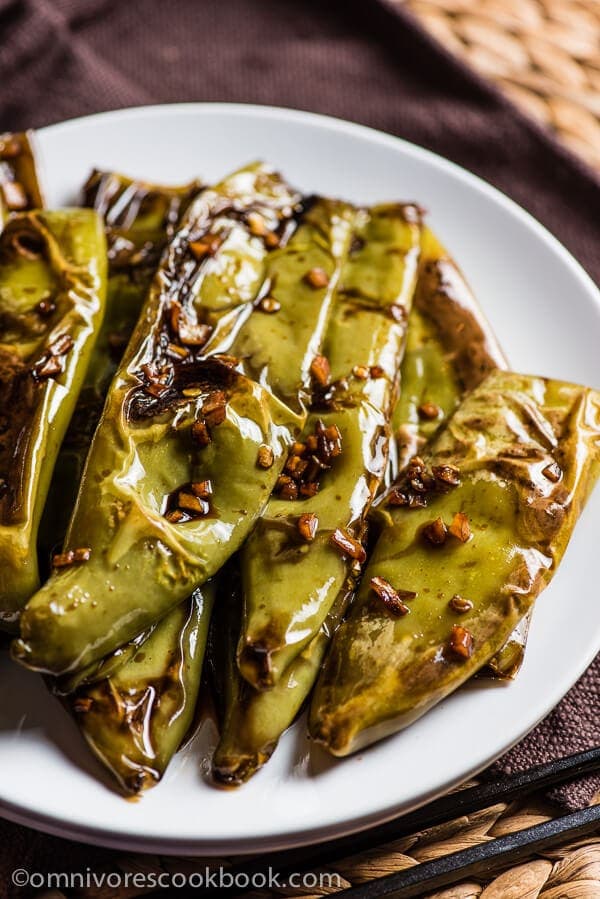 Szechuan Pan Fried Peppers (Tiger Skin Peppers, 虎皮尖椒) - These peppers are pan fried until blistered and tender, then cooked in a sour, savory sauce. A great vegan dish that is hot, flavorful, and appetizing! | www.nrtjwh.eu.org