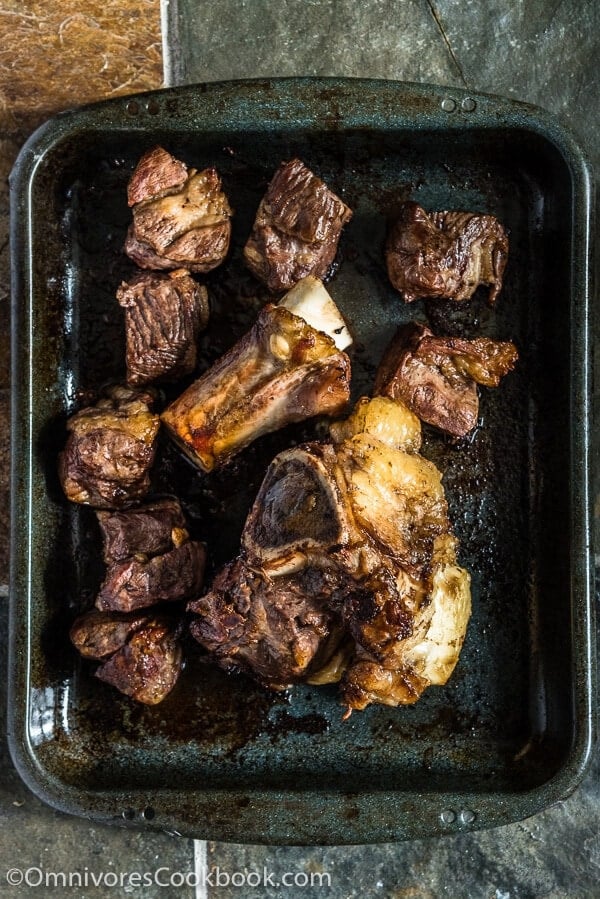 Asian beef stock - A great fundamental element for making Asian noodle dishes, such as Taiwan beef noodle soup and Vietnamese beef pho | www.nrtjwh.eu.org
