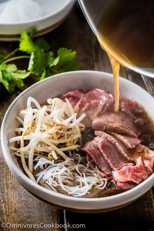 Easy Vietnamese pho noodle soup - Want to get a hearty bowl of Vietnamese pho noodle soup on the table within 30 minutes? Look no further! | www.nrtjwh.eu.org