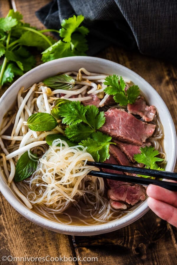 Easy Vietnamese pho noodle soup - Want to get a hearty bowl of Vietnamese pho noodle soup on the table within 30 minutes? Look no further! | www.nrtjwh.eu.org