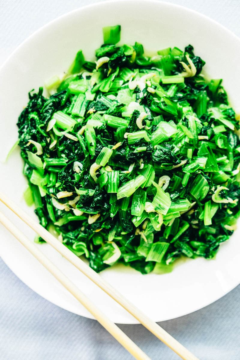 With only two ingredients and minimal prep time, you can create a fragrant and irresistible veggie dish in under 5 minutes!