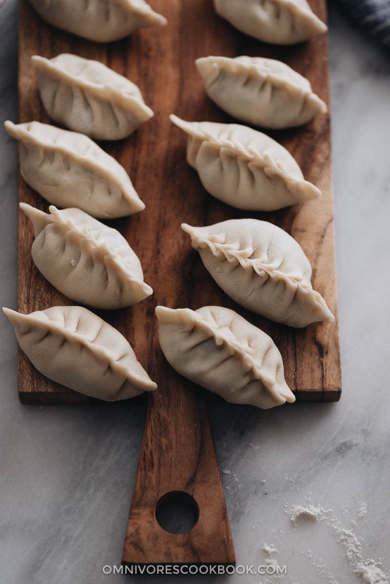 Nepali Momos with Spinach and Ricotta - An easy dim sum appetizer that you can make in your own kitchen and impress your guests with at the dinner party! {Vegetarian}