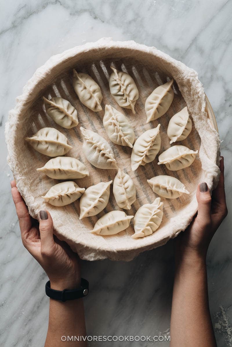 Nepali Momos with Spinach and Ricotta - An easy dim sum appetizer that you can make in your own kitchen and impress your guests with at the dinner party! {Vegetarian}
