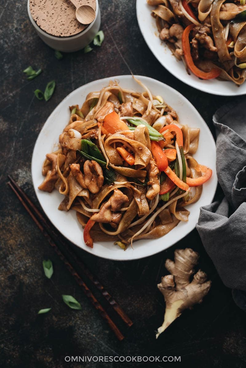15-Minute Chicken Chow fun - This chicken fried noodle recipe is super fast to make and yields restaurant-style results. The dish is loaded with fat rice noodles, tender chicken, and crisp veggies. No wok required! #recipe #comfortfood #stirfry #glutenfree Restaurant style chicken chow fun