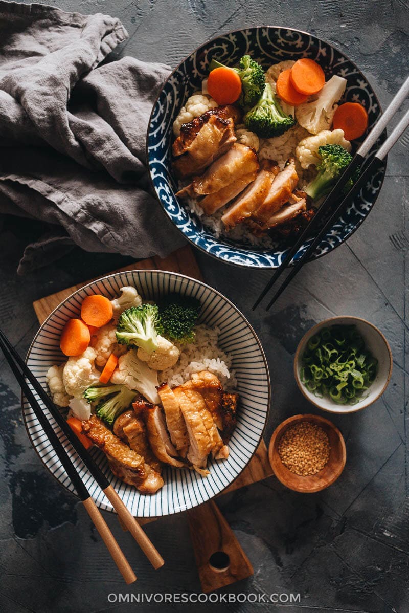 Teriyaki Chicken (Yoshinoya Copycat) - Juicy tender chicken thighs with crispy skin, served with an aromatic and rich teriyaki sauce that is not too sweet. This recipe mimics the Teriyaki chicken bowl served in Yoshinoya’s overseas restaurants with a Chinese twist. {Gluten-free adaptable} Chinese Yoshinoya style teriyaki chicken in bowls