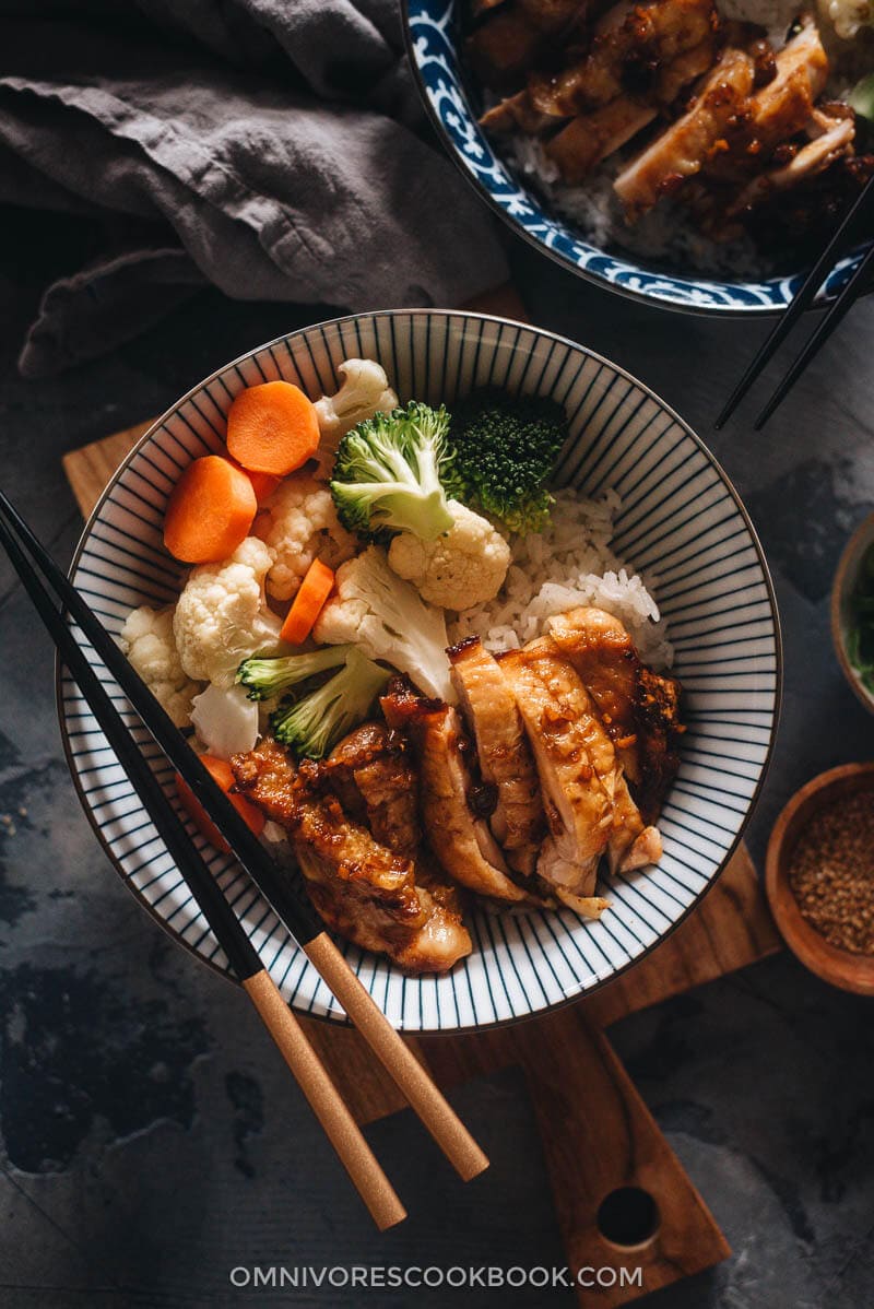 Teriyaki Chicken (Yoshinoya Copycat) - Juicy tender chicken thighs with crispy skin, served with an aromatic and rich teriyaki sauce that is not too sweet. This recipe mimics the Teriyaki chicken bowl served in Yoshinoya’s overseas restaurants with a Chinese twist. {Gluten-free adaptable} Chinese Yoshinoya style teriyaki chicken served on rice with veggies