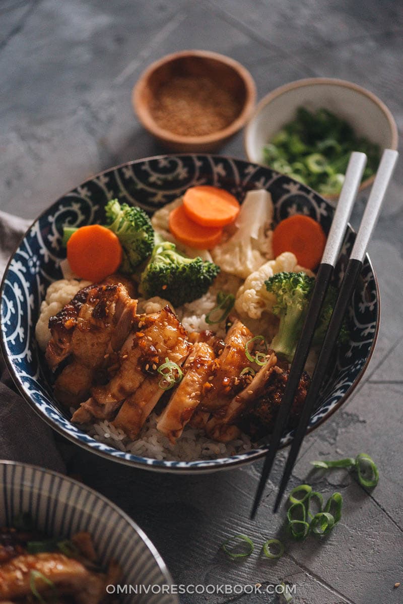 Teriyaki Chicken (Yoshinoya Copycat) - Juicy tender chicken thighs with crispy skin, served with an aromatic and rich teriyaki sauce that is not too sweet. This recipe mimics the Teriyaki chicken bowl served in Yoshinoya’s overseas restaurants with a Chinese twist. {Gluten-free adaptable} Homemade Chinese Yoshinoya style teriyaki chicken
