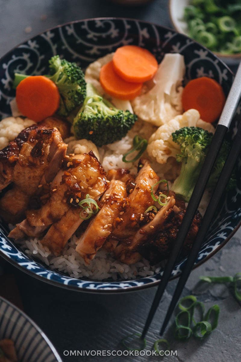 Teriyaki Chicken (Yoshinoya Copycat) - Juicy tender chicken thighs with crispy skin, served with an aromatic and rich teriyaki sauce that is not too sweet. This recipe mimics the Teriyaki chicken bowl served in Yoshinoya’s overseas restaurants with a Chinese twist. {Gluten-free adaptable} Homemade teriyaki chicken close up