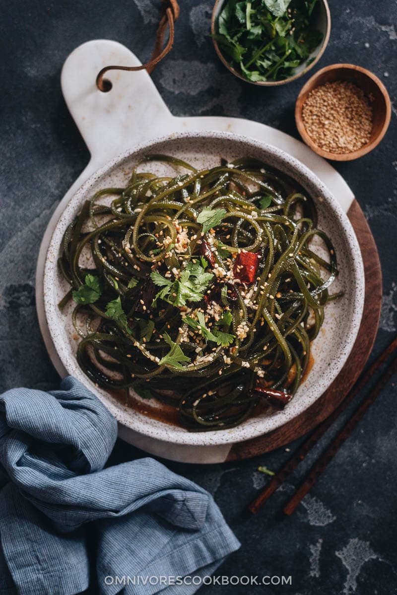 Chinese Seaweed Salad - Tender meaty seaweed salad served in a savory, sour, and garlicky sauce. It’s very easy to make and is a perfect cold appetizer to add nutrition to your meal in the summer. {Vegan} Chinese seaweed salad