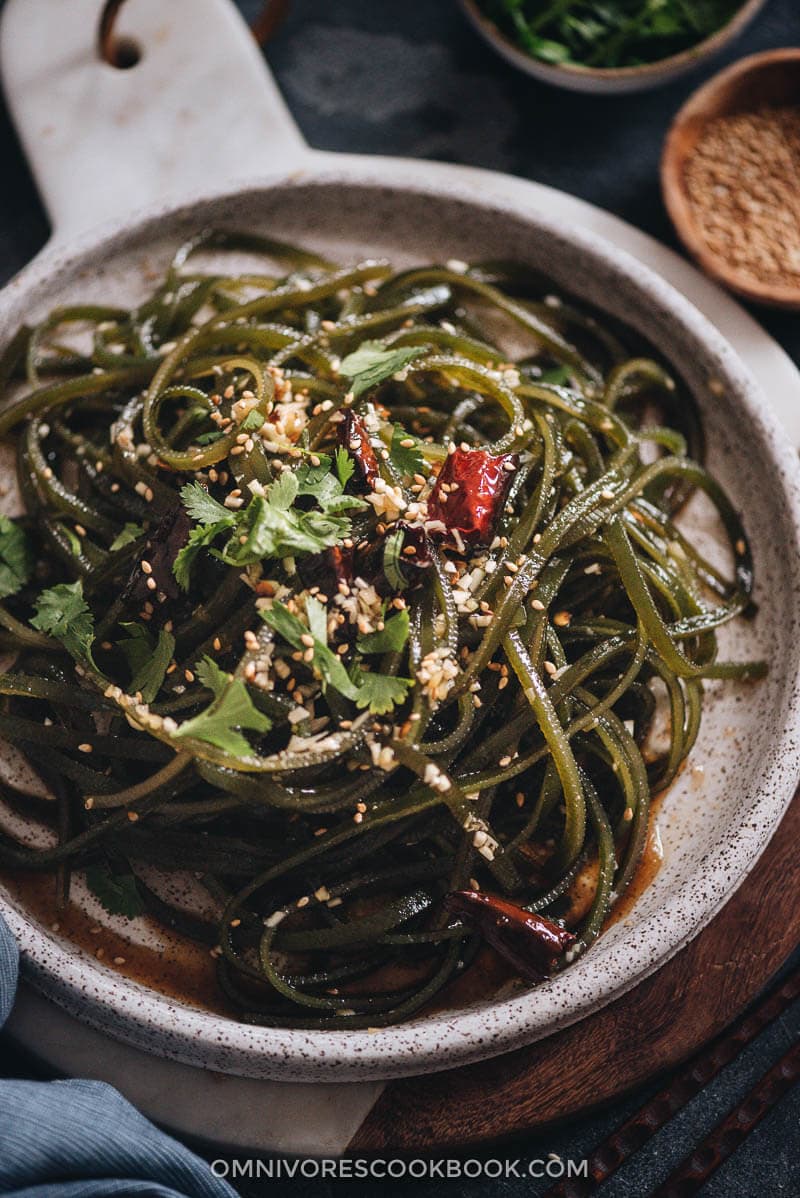 Chinese Seaweed Salad - Tender meaty seaweed salad served in a savory, sour, and garlicky sauce. It’s very easy to make and is a perfect cold appetizer to add nutrition to your meal in the summer. {Vegan} Chinese seaweed salad close up