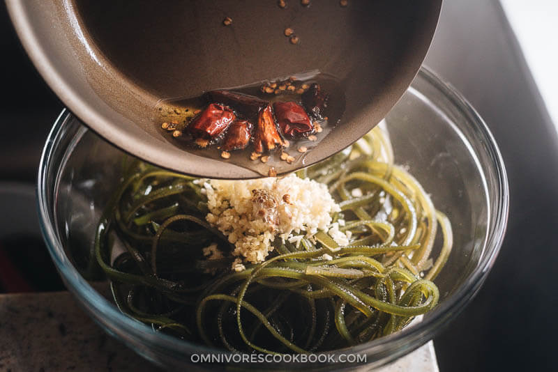 Chinese Seaweed Salad - Tender meaty seaweed salad served in a savory, sour, and garlicky sauce. It’s very easy to make and is a perfect cold appetizer to add nutrition to your meal in the summer. {Vegan} Drizzle hot oil into seaweed salad