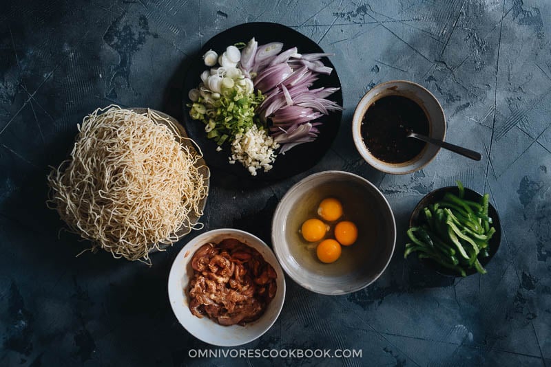 Hokkien Noodles (福建炒面, Hokkien Mee) - A super rich and fragrant one-pan meal that contains tender chicken bites, crispy veggies, and tender noodles. Learn how to make these easy restaurant-style fried noodles without a wok! Hokkien noodles ingredients