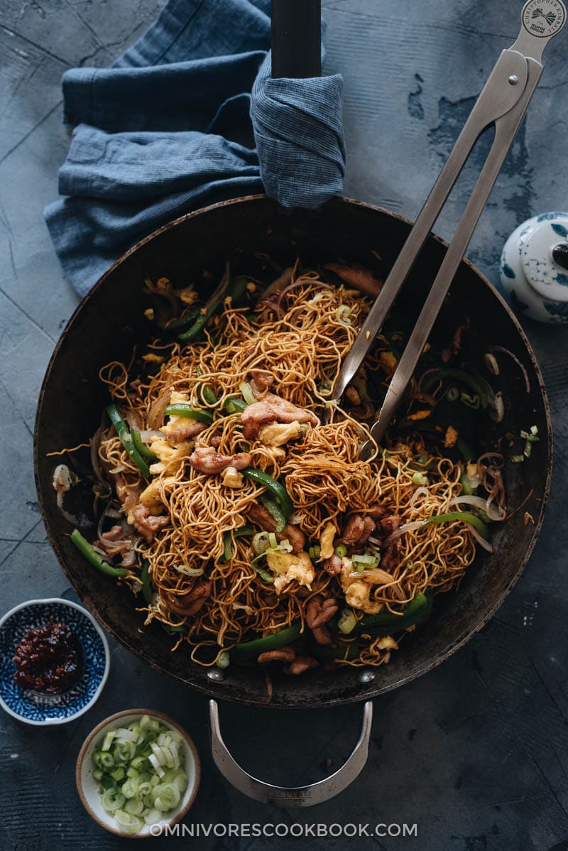 Hokkien Noodles (福建炒面, Hokkien Mee) - A super rich and fragrant one-pan meal that contains tender chicken bites, crispy veggies, and tender noodles. Learn how to make these easy restaurant-style fried noodles without a wok! Hokkien noodles in a pan