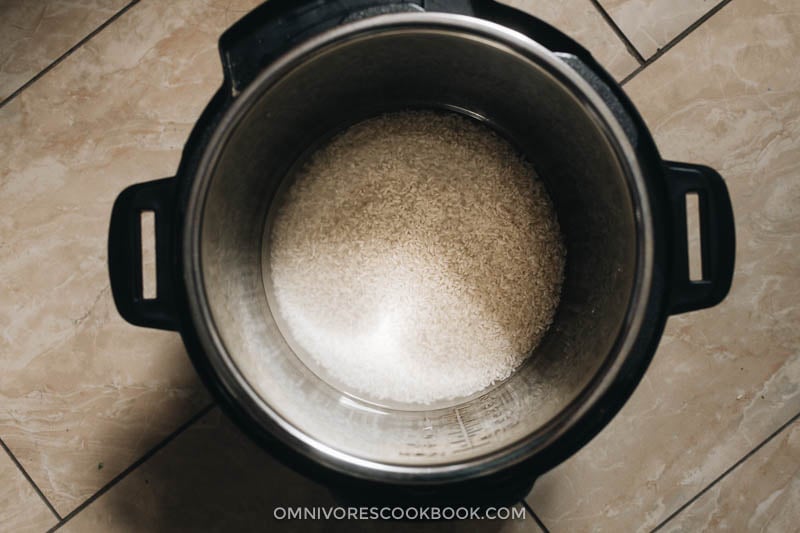 How to Cook Rice - The Ultimate Guide | In this guide, you will find detailed information on how to cook short grain, medium grain, long grain, and jasmine rice in a rice cooker, on the stove top, or in an Instant Pot. I also included the rice-water ratios and a cooking time chart, plus notes on how to adjust the texture of white rice, storage, and more! Cook rice in an Instant Pot