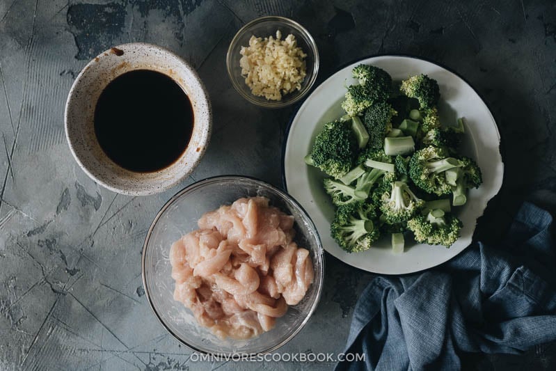 Chicken and Broccoli (Chinese Takeout Style) | An easy chicken and broccoli stir fry recipe that yields juicy chicken and crisp broccoli in a rich brown sauce, just like the one from a Chinese restaurant. {Gluten-Free Adaptable} Ingredients to making chicken and broccoli