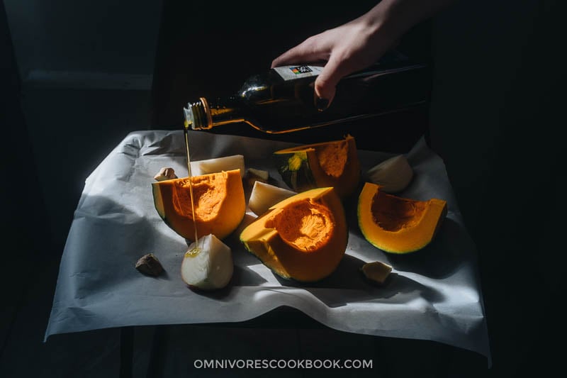 Roasted Kabocha Squash Soup | An easy recipe that yields a well-balanced, hearty, creamy soup that is garlicky and lightly sweet. You can use butternut or acorn squash if you cannot find kabocha. You can easily make the dish vegan as well. Make a big batch in advance and serve it with toasted bread for a healthy dinner. {Vegan-Adaptable, Gluten-Free} Drizzle olive oil on kabocha squash