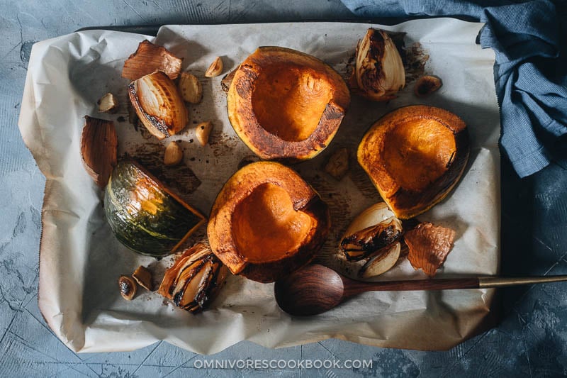 Roasted Kabocha Squash Soup | An easy recipe that yields a well-balanced, hearty, creamy soup that is garlicky and lightly sweet. You can use butternut or acorn squash if you cannot find kabocha. You can easily make the dish vegan as well. Make a big batch in advance and serve it with toasted bread for a healthy dinner. {Vegan-Adaptable, Gluten-Free} Roasted kabocha squash, onion, ginger and garlic
