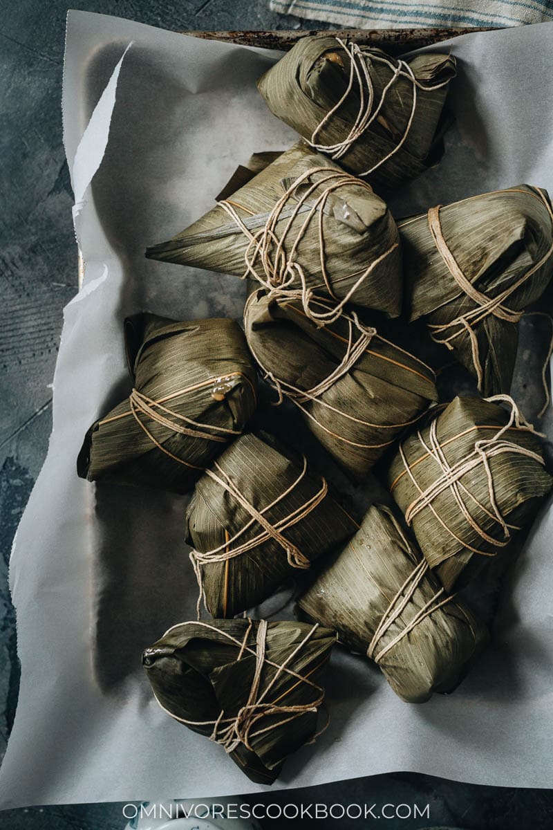 Cooked zongzi in a tray