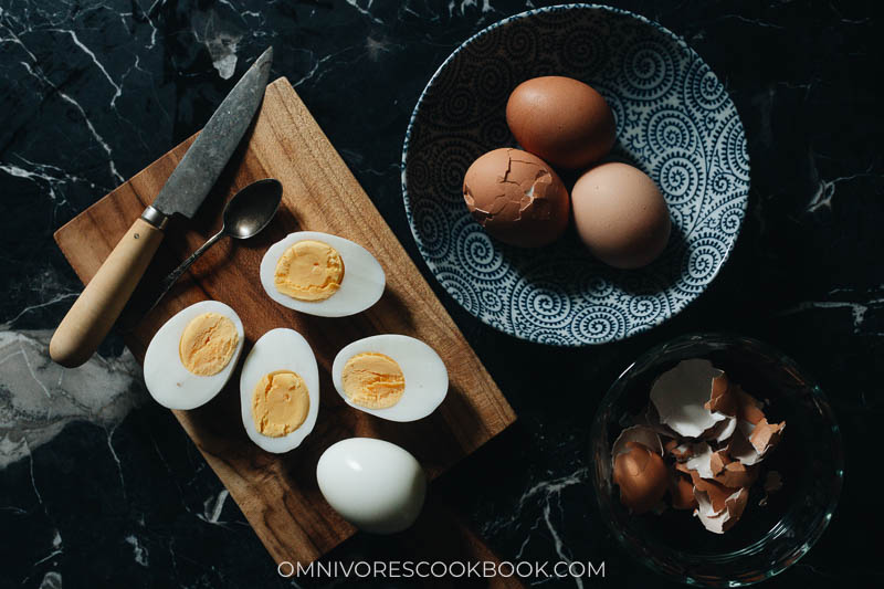 Peeling hard boiled eggs