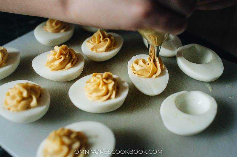 Filling deviled eggs