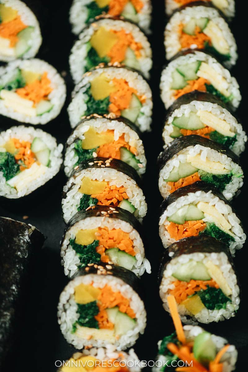 Easy vegetarian kimbap in two long rows