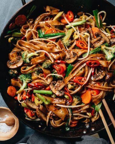 Vegetable chow fun in a pan