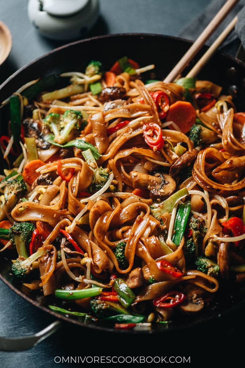 Stir fried rice noodles with mushroom and broccoli