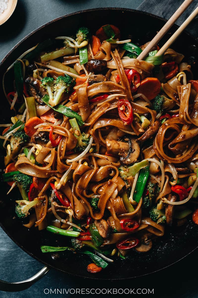 Vegetable chow fun close up