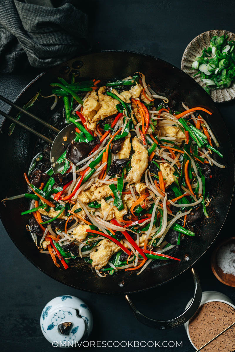 Stir fried bean sprouts, pepper, carrot, egg and wood ear mushrooms