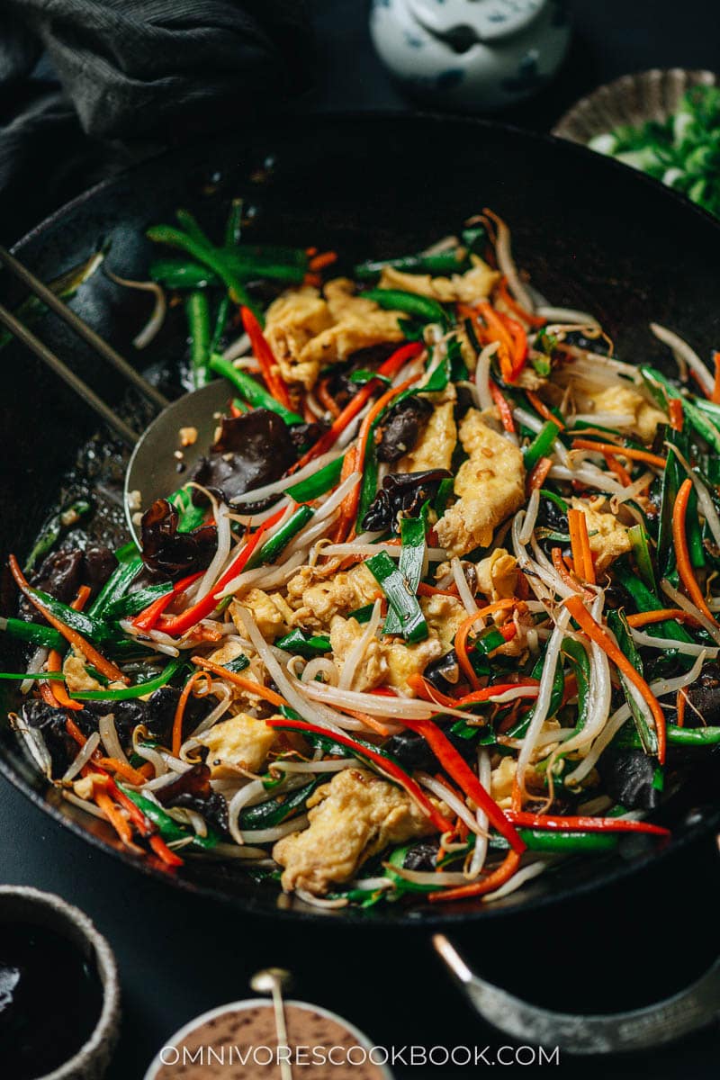 Stir fried bean sprouts, pepper, carrot, egg and wood ear mushrooms close up