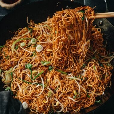 Stretching soy sauce noodles from a skillet