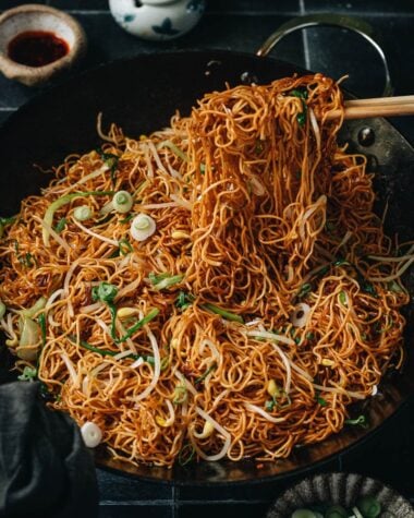 Stretching soy sauce noodles from a skillet